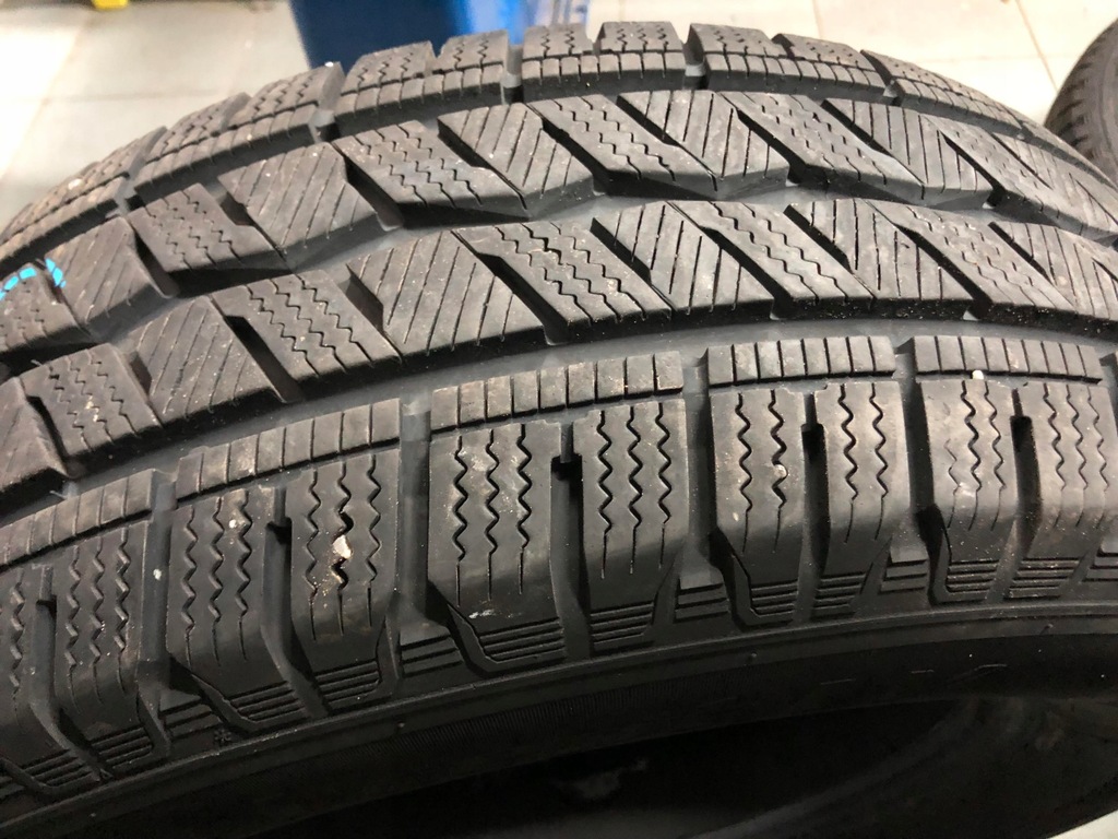 HANKOOK INTERICEPT LV ГУМА 235/65 R16 C 8 мм 2020 г. Product image