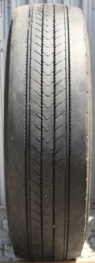 1x 205/75R17.5 ПРЕДНА ГУМА ЗА КАМИОН BRIDGESTONE Product image