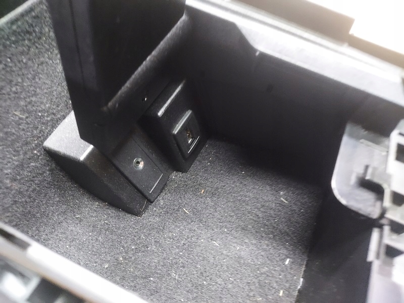 MERCEDES W204 LIFT ЦЕНТРАЛЕН USB ТУНЕЛ ЕВРОПА Product image